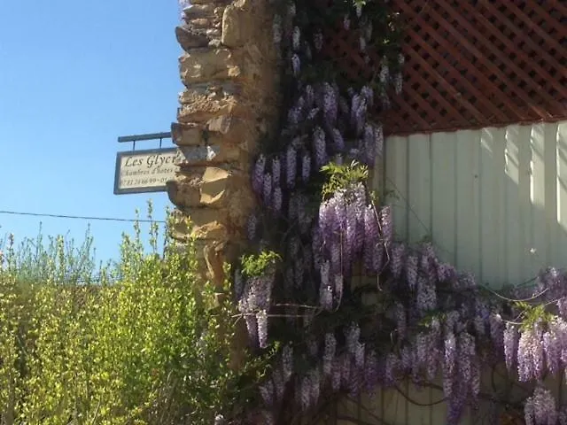 Les Glycines לינה וארוחת בוקר