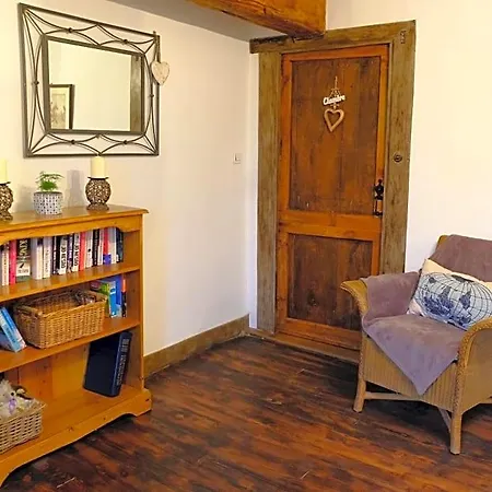 Les Glycines Bed and Breakfast 3*