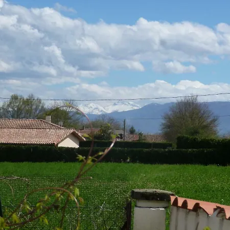 Les Glycines Bed & Breakfast *